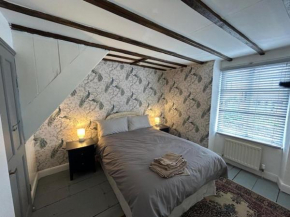 Quaint High Street Cottage in Northampton